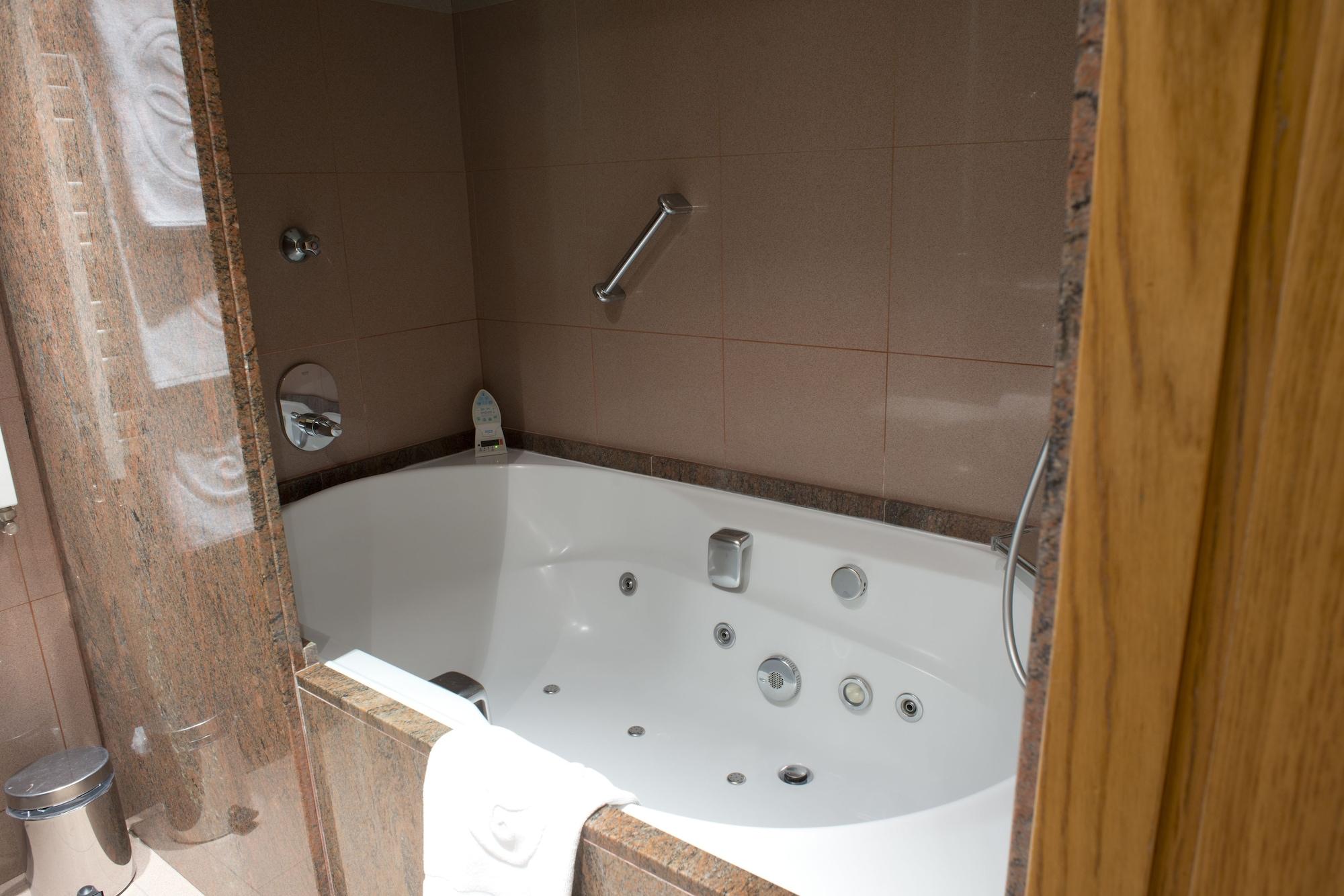 A Casa Canut Hotel Gastronomic Les Escaldes Exterior photo A whirlpool bathtub