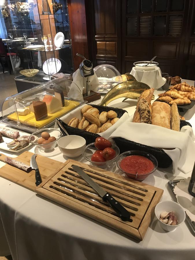 A Casa Canut Hotel Gastronomic Les Escaldes Exterior photo A breakfast buffet at a hotel