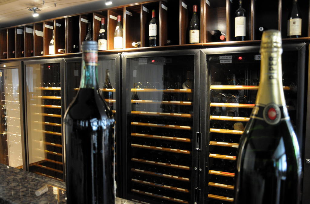 A Casa Canut Hotel Gastronomic Les Escaldes Exterior photo Wine lockers